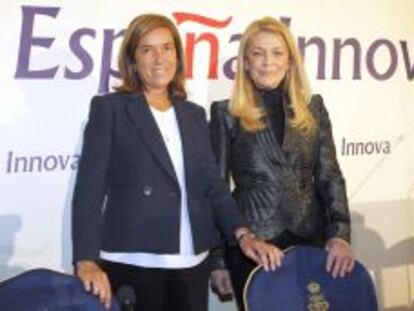 La ministra de Sanidad, Ana Mato, junto a la presidenta de Farmaindustria, Elvira Sanz, en el Foro Nueva Econom&iacute;a.