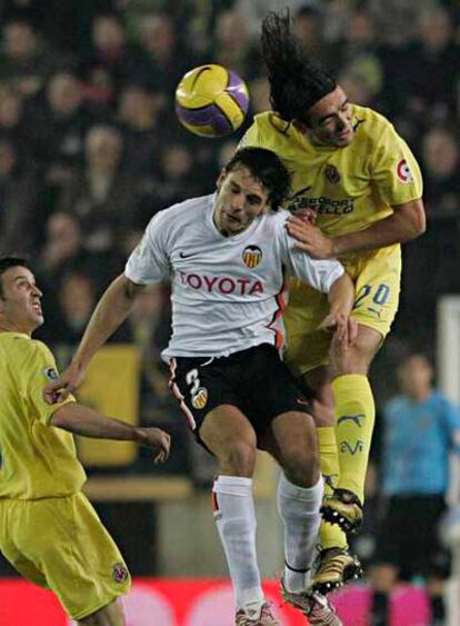 Morientes salta junto a Fuentes.