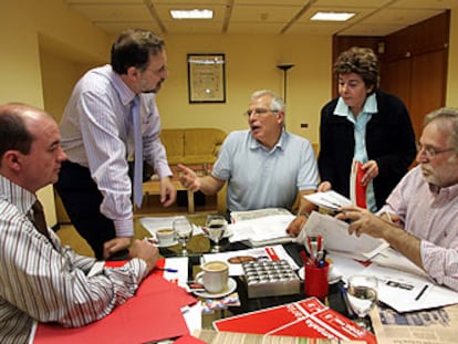 Borrell con su equipo electoral para las europeas.