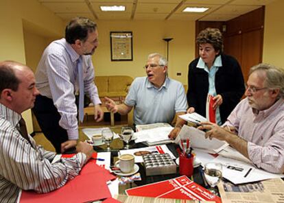 Borrell con su equipo electoral para las europeas.