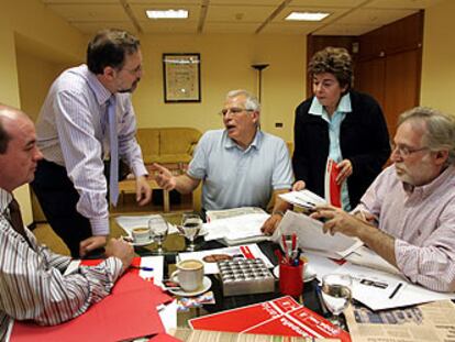 Borrell con su equipo electoral para las europeas.