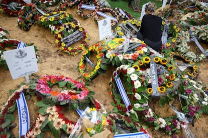 Una mujer llora a Roy Joseph Levy, un coronel israelí de 44 años que fue asesinado por milicianos de Hamás, durante su funeral en el cementerio militar Monte Herzl de Jerusalén, este domingo.  