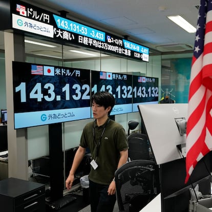 Tokyo (Japan), 05/08/2024.- A dealer walks next to monitors showing the foreign exchange rate between the Japanese yen and US dollar in Tokyo, Japan, 05 August 2024. The Tokyo stock exchange plunged more than 11 percent, with the Japanese yen rising against the US currency, after a drop on Wall Street of more than 600 points. (Japón, Tokio) EFE/EPA/KIMIMASA MAYAMA
