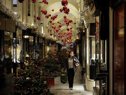 Una mujer pasea entre decoración navideña en Londres, este miércoles.