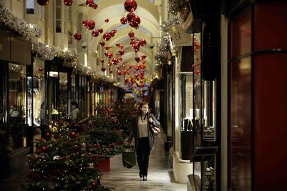 Una mujer pasea entre decoración navideña en Londres, este miércoles.