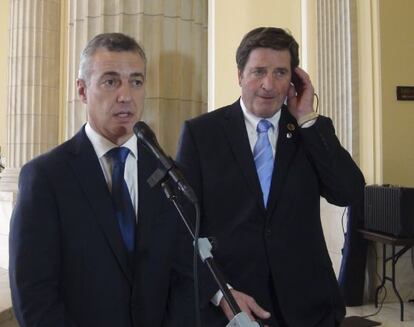Íñigo Urkullu, acompañado por el congresista demócrata de origen vasco John Garamendi.