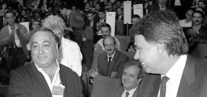 El expresidente del Gobierno, Felipe Gonz&aacute;lez, estrecha la mano a Nicol&aacute;s Redondo, exsecretario general de UGT.