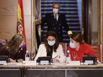 Victoria Rosell, a la izquierda, Irene Montero y Ángela Rodríguez en la reunión extraordinaria de la Conferencia Sectorial de Igualdad en el Senado, el 31 de marzo de 2022.