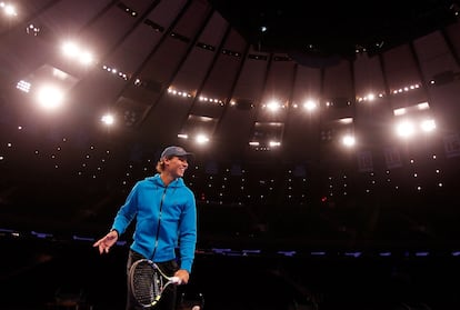 Nadal calienta antes de la exhibición con Del Potro.