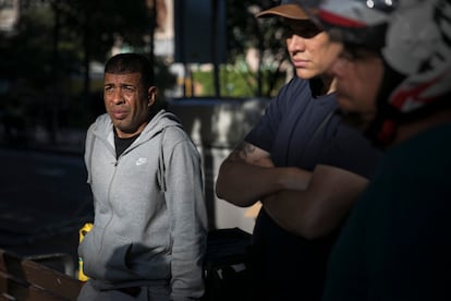 Juan Carlos González (izq.) de Venezuela, y Javier Mantilla de Colombia, con gorra, en Barcelona.