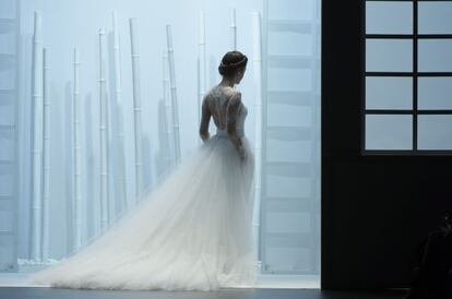 La modelo Clara Alonso con un vestido de novia de Rosa Clar&agrave;.