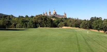 El club est&aacute; ubicado a solo 400 metros del Real Monasterio del Escorial.