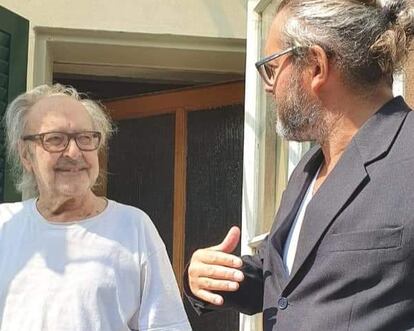 Arturo Prins con Jean-Luc Godard en su casa de Rolle (Suiza) el 13 de septiembre de 2020, en una imagen cedida por el autor del filme.