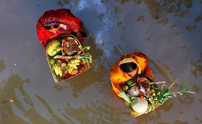 Hindu devotees worship the Sun god in the waters of the Ganges River during the religious festival of Chhath Puja in Kolkata, India October 26, 2017. REUTERS/Rupak De Chowdhuri