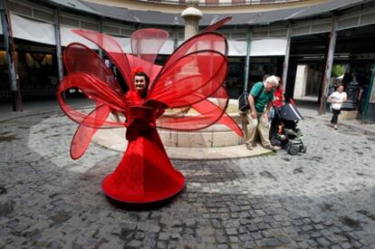 Una flor viviente muestra su encanto en la plaza Redonda de Valencia.