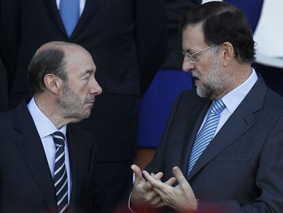 Rubalcaba (izquierda) y Rajoy charlan durante el desfile del pasado 12 de octubre.