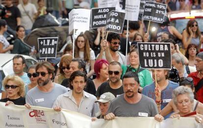 El mundo de la Cultura se manifiesta, por Madrid, en contra de los recortes anunciados por el Gobierno.