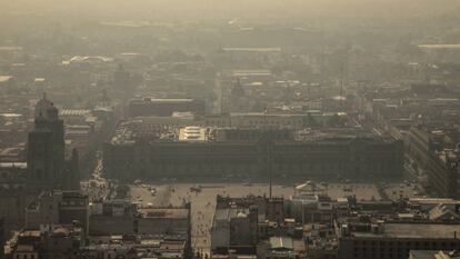 El zócalo de Ciudad de México bajo la contaminación. 
