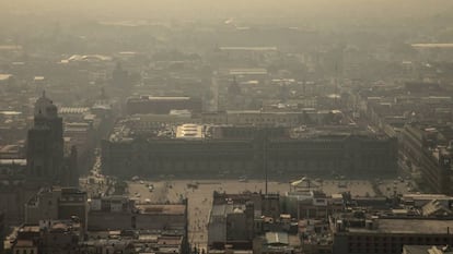 El zócalo de Ciudad de México bajo la contaminación. 