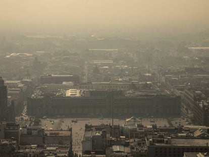 El zócalo de Ciudad de México bajo la mala calidad de aire.