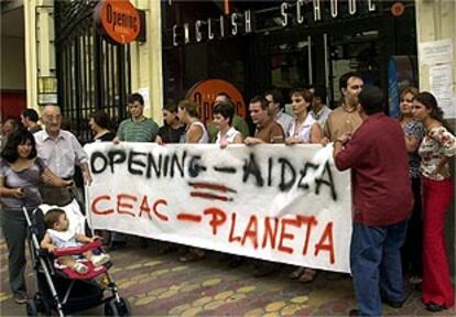 Manifestación de empleados de Opening, ayer en Valencia.