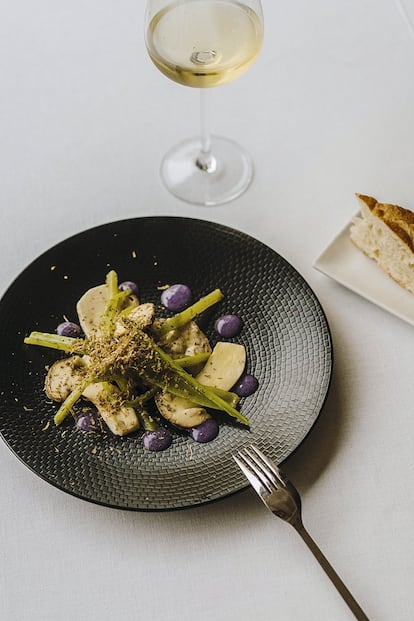 El protagonista de este plato es la borraja, una verdura a la que define como “suave y fina”, con la que se pueden hacer hasta postres y que, sin embargo, es “una gran desconocida”.