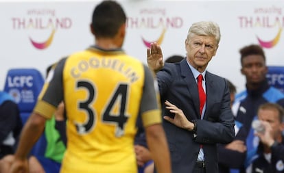 Arsene Wenger dirige al Arsenal durante un partido contra el Leicester.