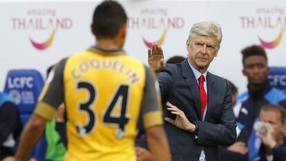 Arsene Wenger dirige al Arsenal durante un partido contra el Leicester.