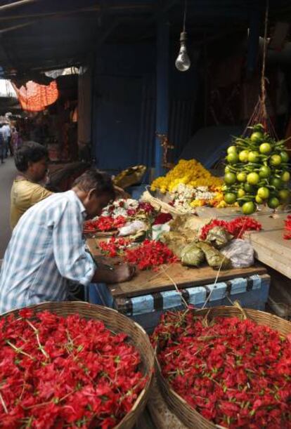 Puesto de venta de flores para ofrendas en Kalighat (Calcuta).