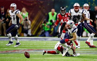 El 11 de los New England Patriots, Julian Edelman, deja caer la pelota en el primer cuarto cuando es abordado por De'Vondre Campbell y Robert Alford, de los Atlanta Falcons durante la Super Bowl.