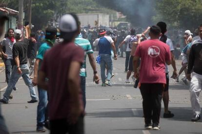 Un grupo de manifestantes protestan contra la reforma de la Seguridad Social en Nicaragua.
