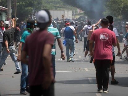 Un grupo de manifestantes protestan contra la reforma de la Seguridad Social en Nicaragua.