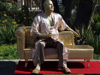 Una estatua de Harvey Weinstein sentado en un sofá, que apareció en Hollywood el 1 de marzo, poco antes de la gala de los Oscar.