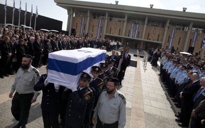 La ceremonia, de dos horas de duración, se celebró ante cientos de invitados en la explanada del Parlamento israelí, escenario de muchas batallas que el controvertido Sharón debió luchar en su larga trayectoria como diputado, ministro y jefe de Gobierno, un camino que comenzó en 1974 al dejar el Ejército con el rango de general.