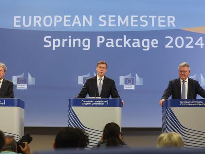 Desde la izquierda, los comisarios europeos Paolo Gentiloni, Valdis Dombrovskis y Nicolas Schmit, este miércoles en una conferencia de prensa en Bruselas.