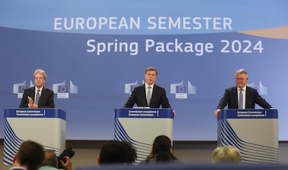 Desde la izquierda, los comisarios europeos Paolo Gentiloni, Valdis Dombrovskis y Nicolas Schmit, este miércoles en una conferencia de prensa en Bruselas.