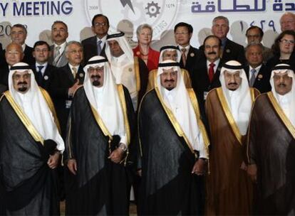 El rey saudí Abdalá (segundo a la izquierda), en una reunión sobre energía en junio.