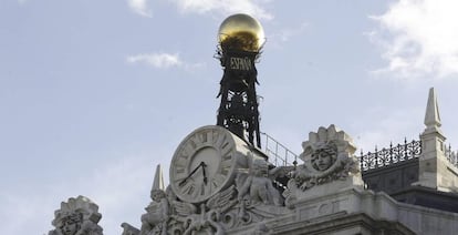 Reloj en la fachada de la sede del Banco de España.