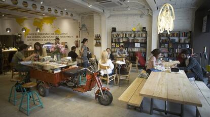 Clientes y socios de Ca&oacute;tica, en la primera planta del centro cultural.