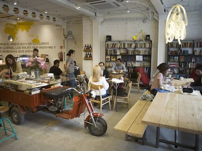 Clientes y socios de Caótica, en la primera planta del centro cultural.