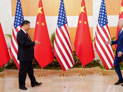El presidente de China, Xi Jinping (izquierda), y el de Estados Unidos, Joe Biden, en su reunión de Bali (Indonesia), en noviembre de 2022.