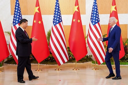 El presidente de China, Xi Jinping (izquierda), y el de Estados Unidos, Joe Biden, en su reunión de Bali (Indonesia), en noviembre de 2022.