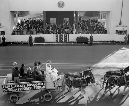 El presidente Harry S. Truman presenció el desfile inaugural en la Casa Blanca el 20 de enero de 1949. En la imagen, un carruaje tirado por mulas llegadas de Lamar, población de su Missouri natal. La ceremonia inaugural de Truman fue la primera de la historia transmitida en directo por televisión.