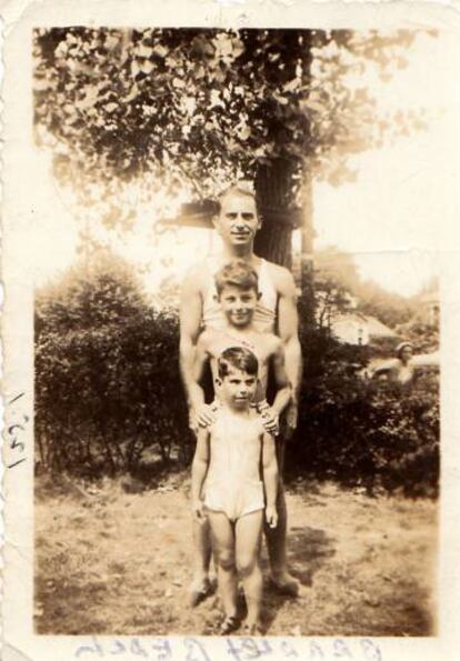 Philip Roth (en primer plano), con su hermano Sandy y su padre, en la playa de Bradley (Nueva Jersey), en 1937. La imagen apareció en la cubierta del libro Patrimonio. 