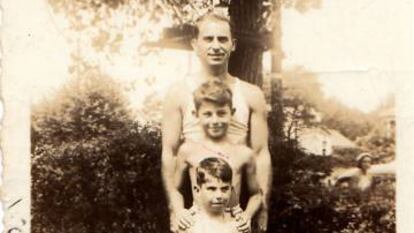 Philip Roth (en primer plano), con su hermano Sandy y su padre, en la playa de Bradley (Nueva Jersey), en 1937. La imagen apareció en la cubierta del libro Patrimonio. 