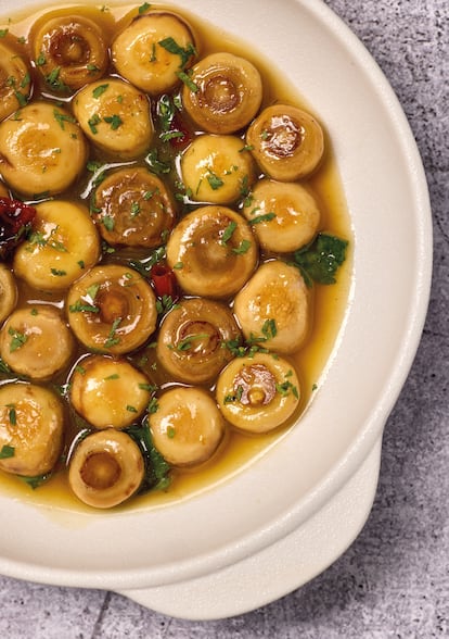Champiñones en escabeche de cítricos y hierbas frescas. Imagen proporcionada por Planeta Gastro.