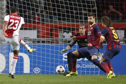 Piqué y Puyol, durante un duelo ante el Ajax.