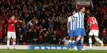 Rooney celebra con Chicharito Hernández el 1-0.