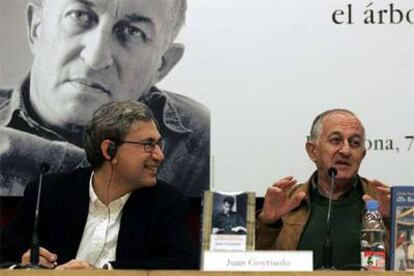 Juan Goytisolo (a la derecha) y Orhan Pamuk, ayer en Barcelona.