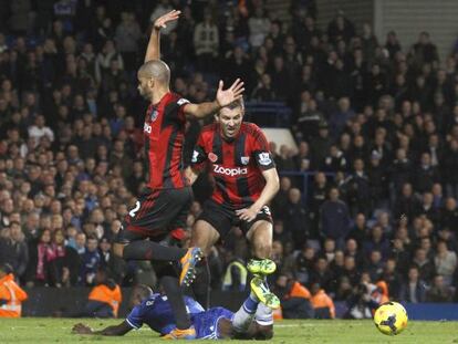 Ramires cae ante Steve Reid, defensa del West Brom.